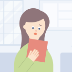 健康診断の結果用紙を見る女性